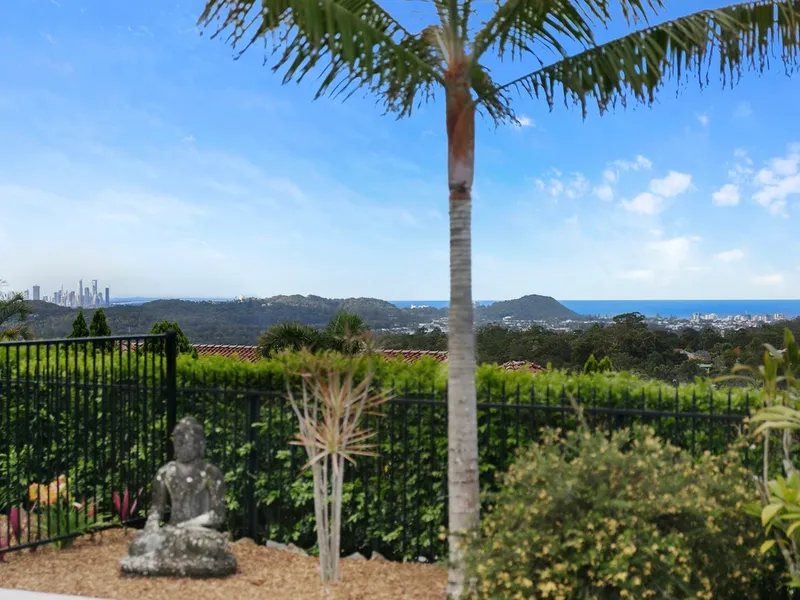 Sensational Elanora Entertainer with Coastal Views