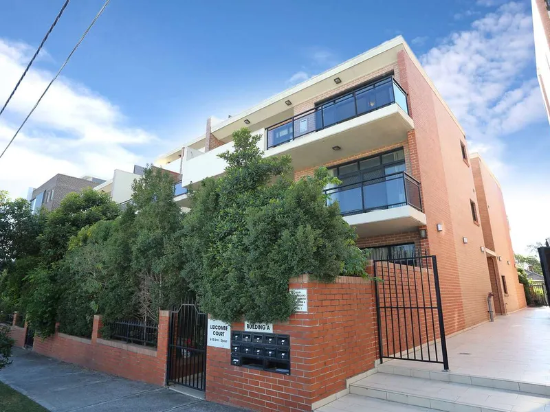 SUN DRENCHED APARTMENT WITHIN MINUTES WALK TO LIDCOMBE STATION