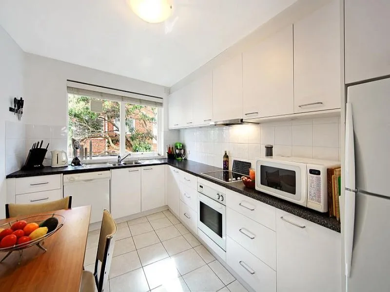 Spacious Two Bedrooms Opposite Orrong Park