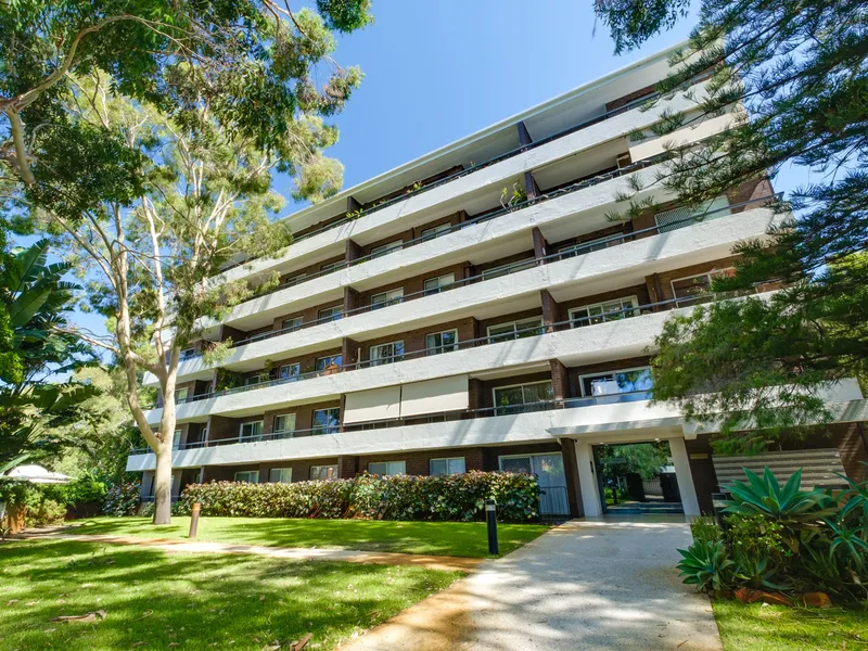 Top Floor & Easy to Enjoy!