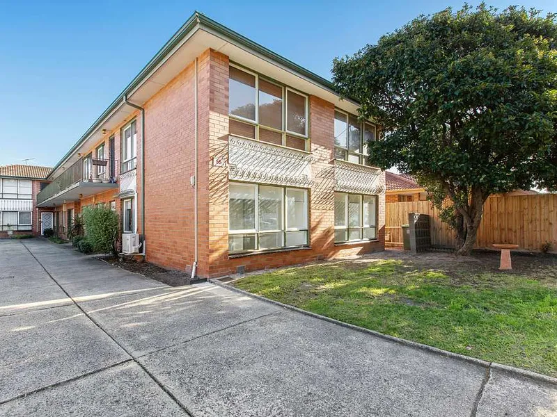 GROUND FLOOR RENOVATED APARTMENT