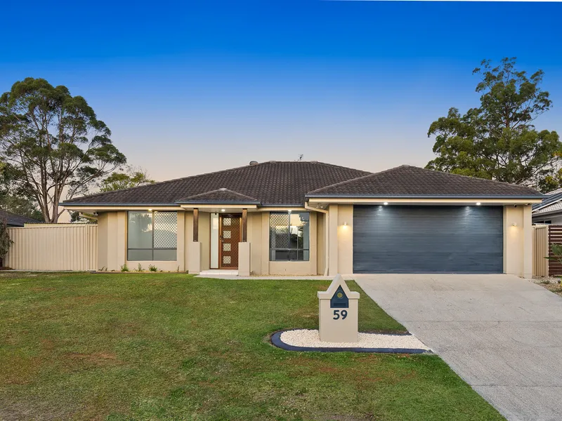 SPACIOUS FAMILY HOME - PLENTY OF ROOM FOR CARAVAN / BOAT - CLOSE TO GRIFFITH UNI, HOSPITALS, G - LINK LIGHT RAIL.