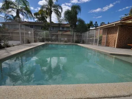 VERY CENTRAL POSITION, SECURE COMPLEX WITH POOL, MINS TO SHOPPING CENTRES AND M1