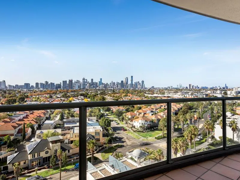 ABSOLUTE BEACH FRONT OFFERING PANORAMIC BAY AND CITY SKYLINE VIEWS
