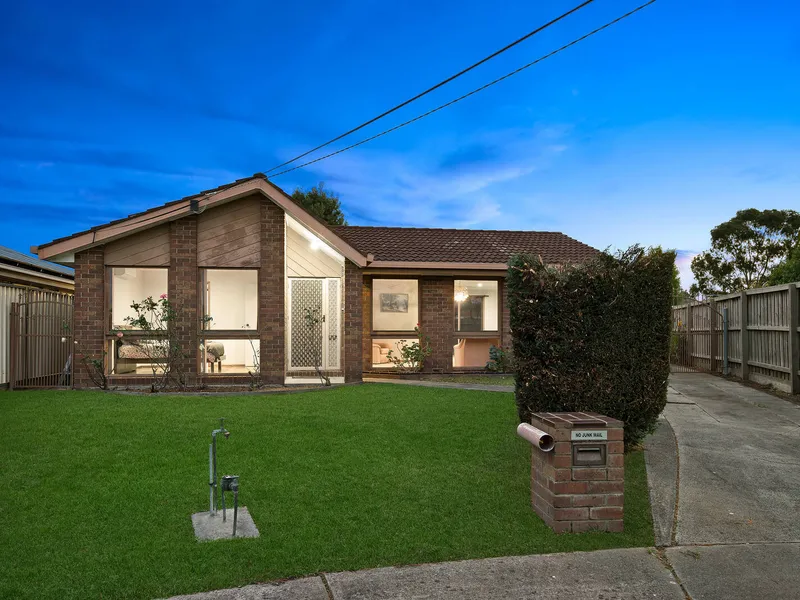 Family Home in Quiet Court Locale