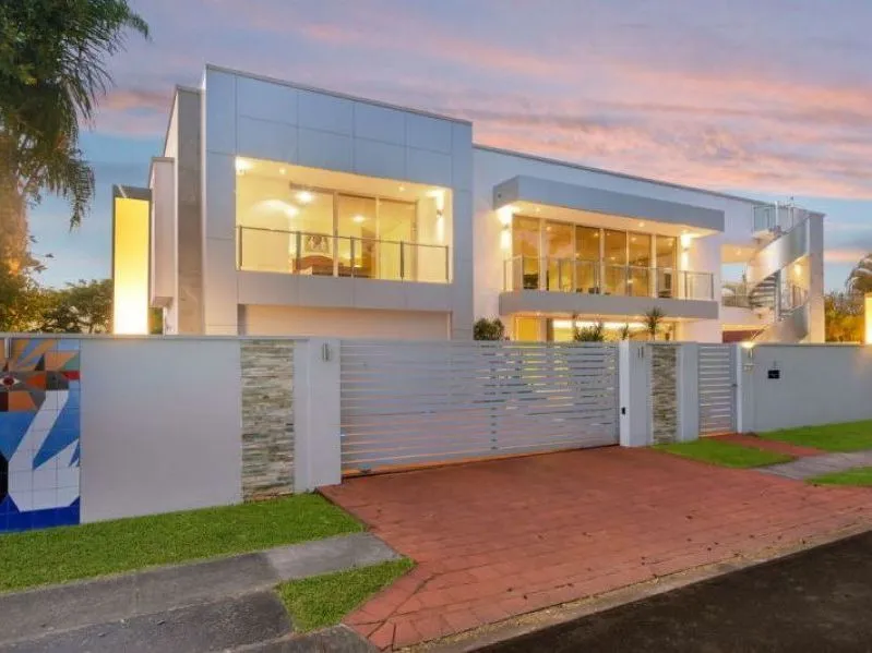 Architect Designed Modern Home, Short Walk to Sunnybank Plaza!