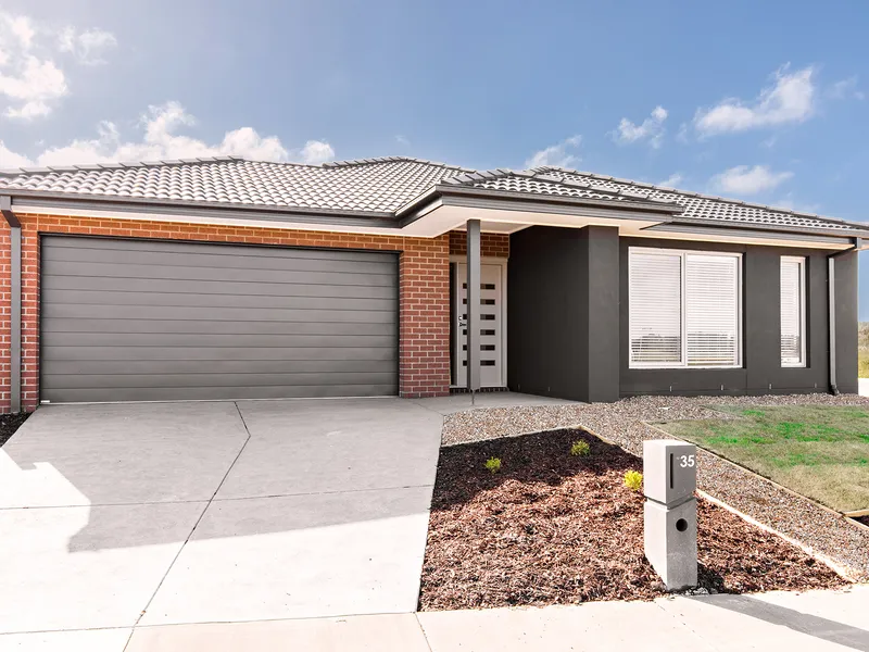 BEAUTIFUL FAMILY HOME IN THE POPULAR PINNACLE ESTATE!