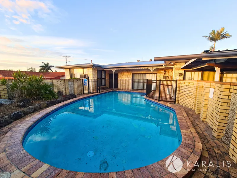Large Family Home with Pool behind Garden City Mt Gravatt!!