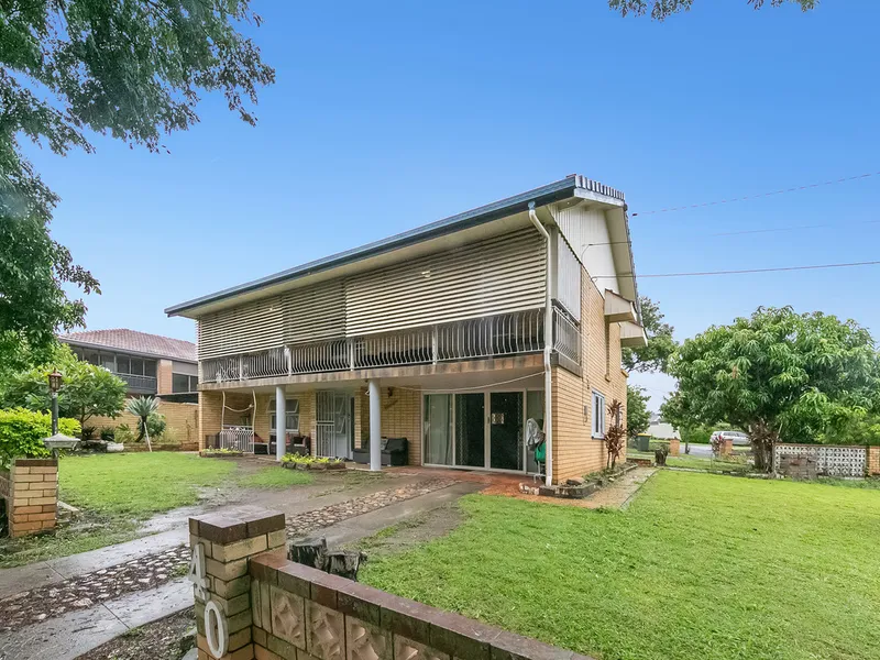 Generous 888m2 with Renovation and Development Potential