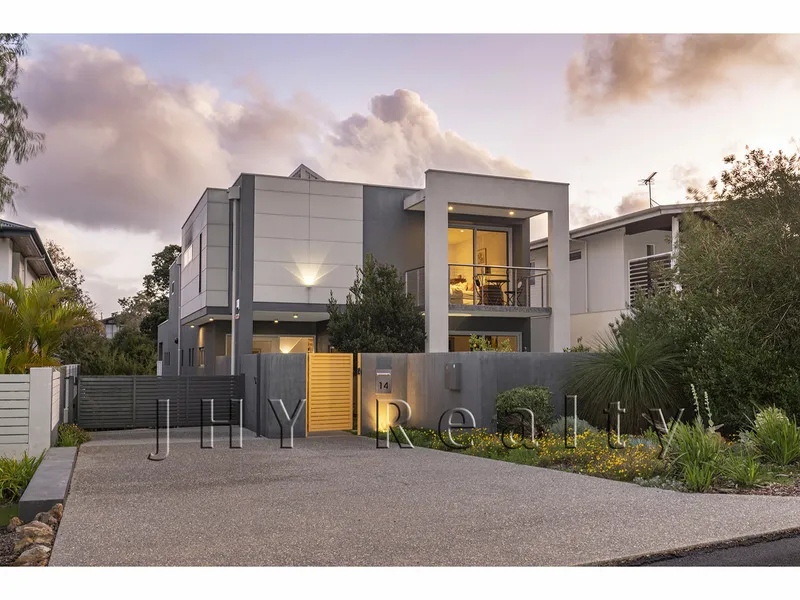 LUXURIOUS LIVING IN PREMIER POSITION