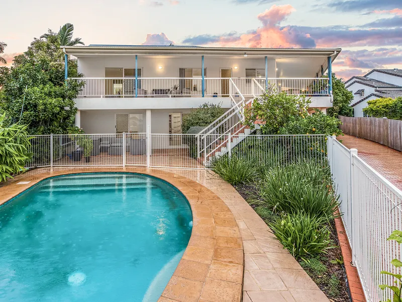 Expansive and Grandeur Family Living with Magnificent Views!