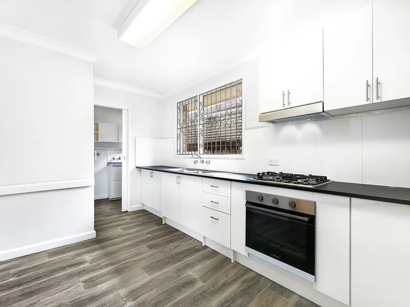 Fantastic Freshly Painted Three Bedroom Villa, Lock Up Garage, Perfect Location!