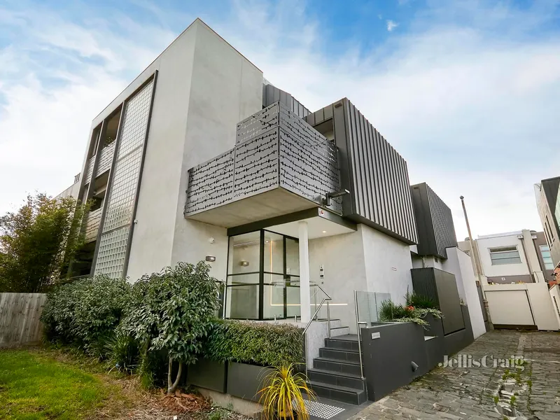 Class, convenience & city-fringe chic