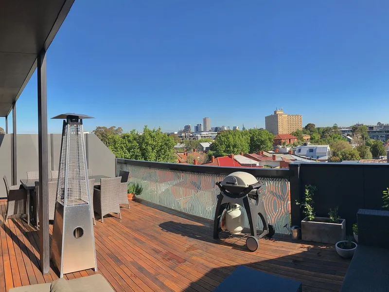 Massive 40 square meter deck 2 mins from the beach