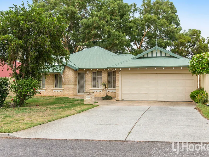 LARGE STREET FRONTAGE VILLA