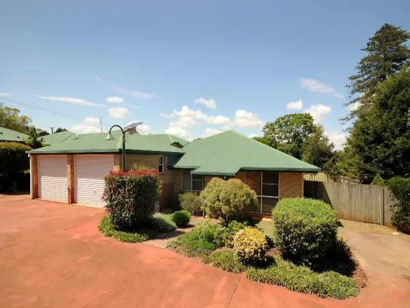 SPACIOUS VILLAGE STYLED LIVING! MINUTES TO TOWN!