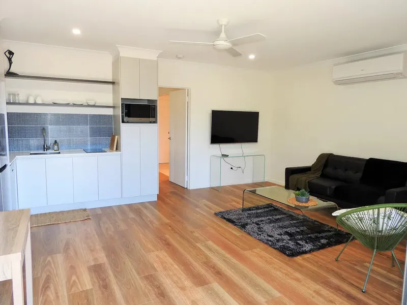 Modern & Stylish Centrally Located Unit