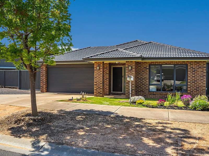 Beautiful Family Home located only a 5 iron from Neangar Golf Course