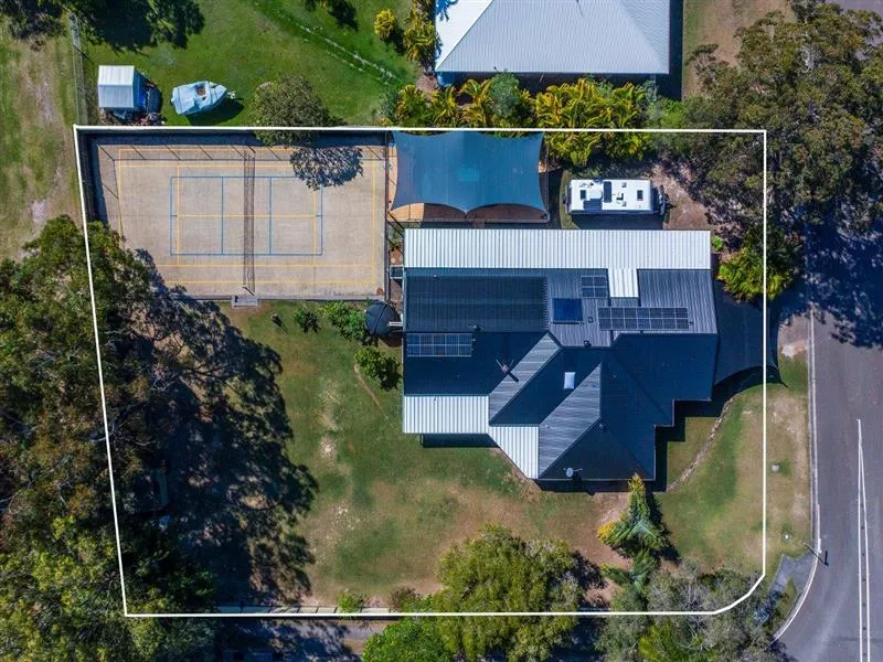 Huge Block Family Home With Tennis Court