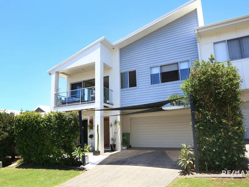 MODERN AND SPACIOUS TOWNHOUSE WITH BEAUTIFUL VIEWS
