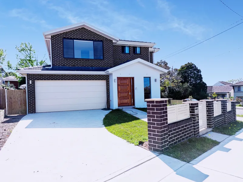 Stunning Near New 5 Bedroom+ Study Family Home