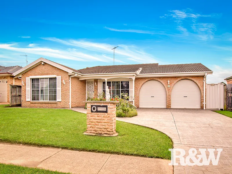 5 BEDROOM HOME IN PRIME LOCATION!