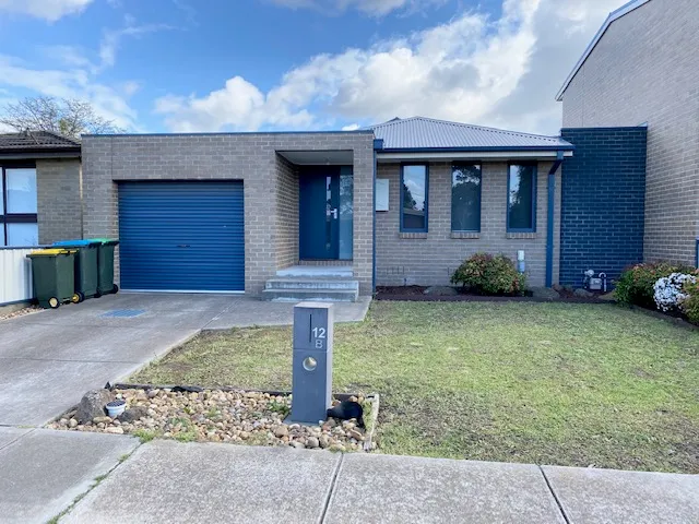 WALK TO STATION/SHOPPING CENTRE