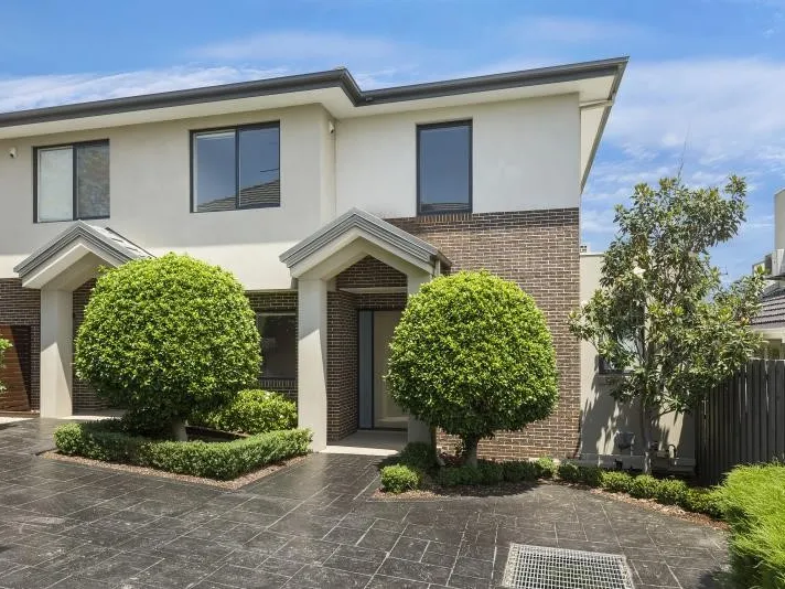 FOUR BEDROOM TOWNHOUSE IN THE PERFECT LOCATION