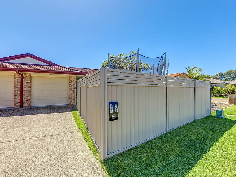 SINGLE LEVEL 3 BEDROOM DUPLEX MINUTES FROM THE BEACH