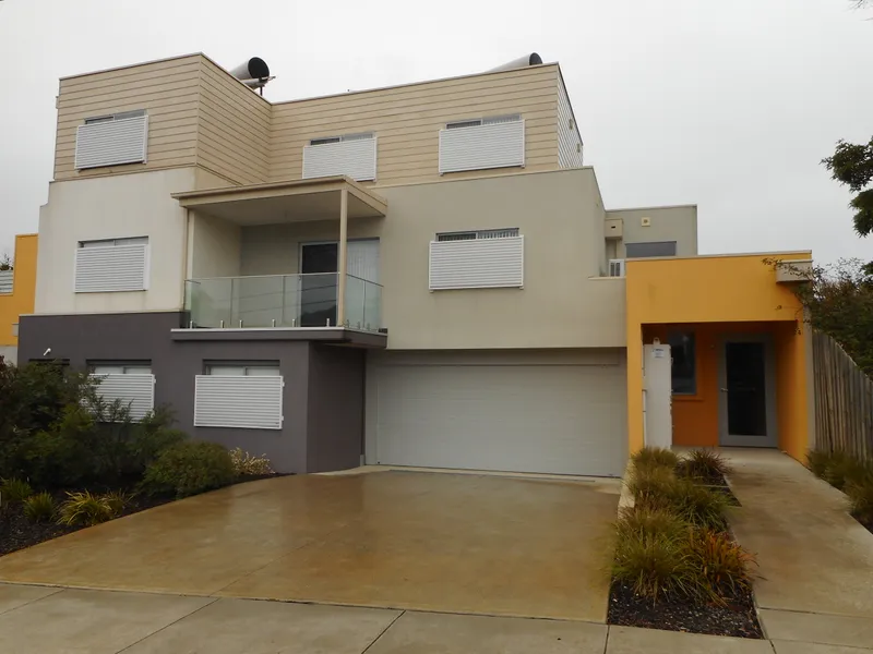 Double storey apartment – City style living in the foothills! 