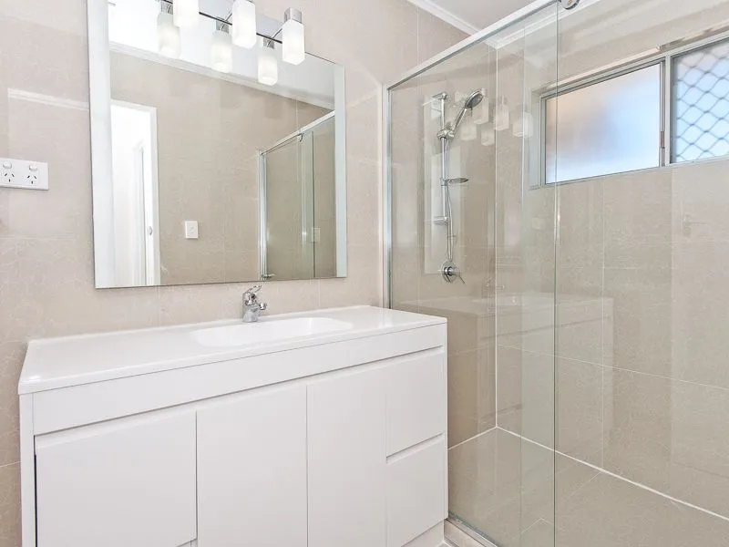 5 Bedrooms Modern Home including Large Home Office – suitable for working from home!