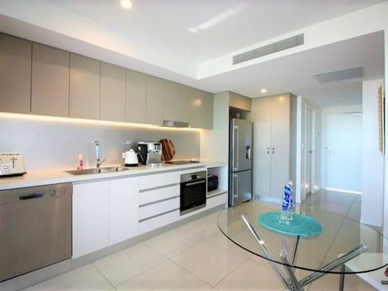 Contemporary Inner-City Living Outstanding location & outlook Everything right on your door step