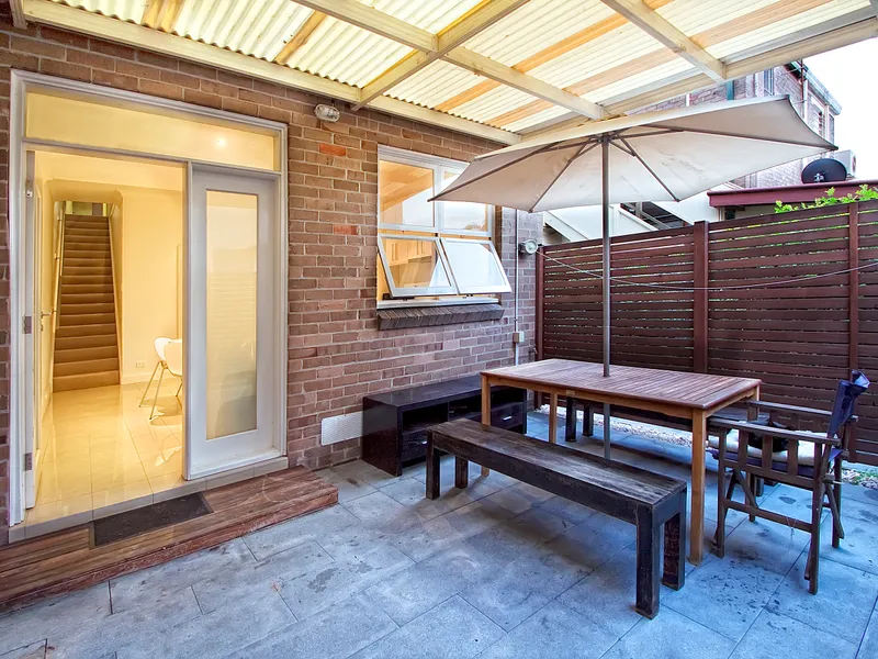 MODERN TOWNHOUSE WITH COURTYARD- ACCESS FROM CORANTO ST- 2 WEEKS RENT FREE