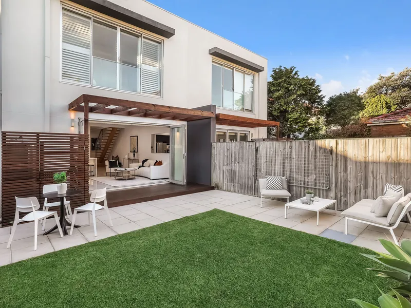 Desinger Home in Exclusive Coastal Neghbourhood