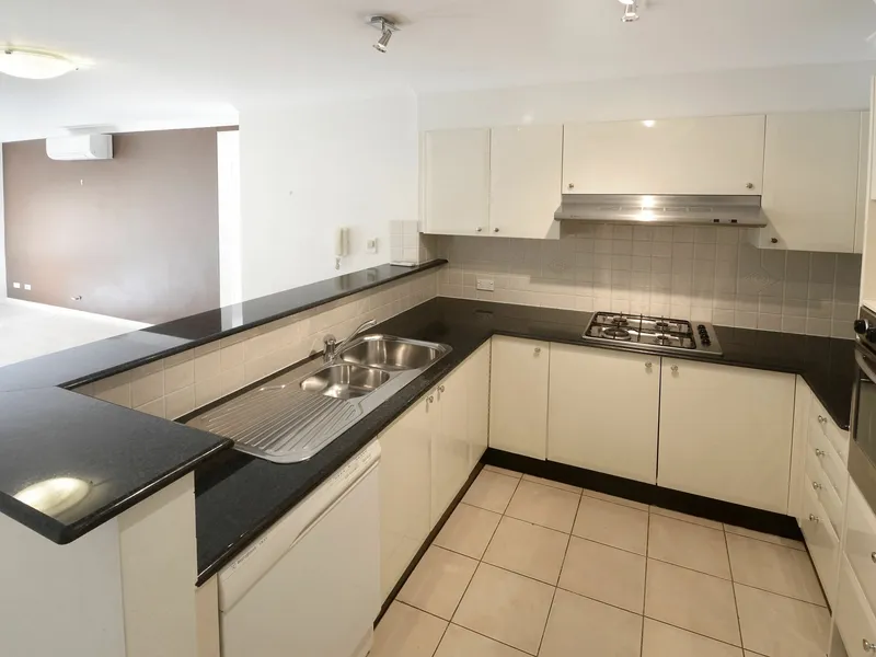 SPACIOUS GROUND FLOOR APARTMENT WITH ACCESS TO COMPLEX FACILITIES!!!