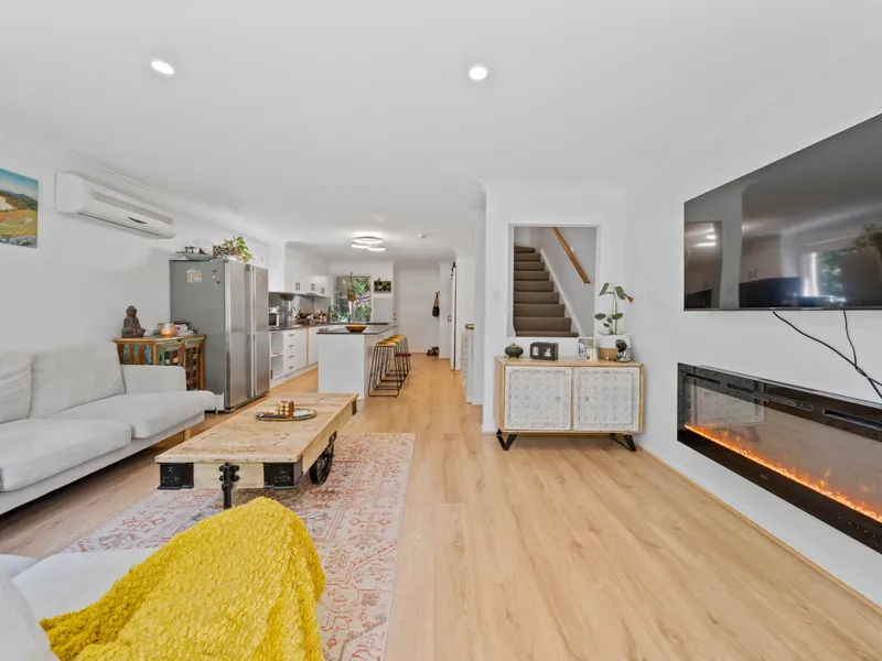 Move straight in!! Updated Townhouse available now!