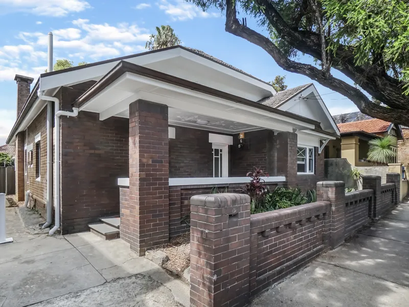 Freestanding Californian Bungalow In The Heart Of Enmore- Pet Friendly