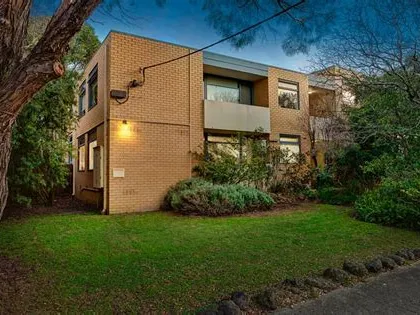 NEAT 2 BEDROOM APARTMENT