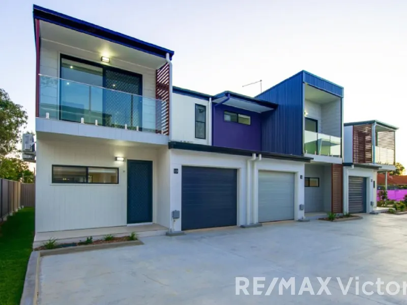 MUST BE SOLD! MODERN TOWNHOUSE - MORAYFIELD CENTRAL!
