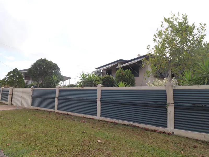 LARGE FAMILY HOME ON THE OUTSKIRTS OF TOWN