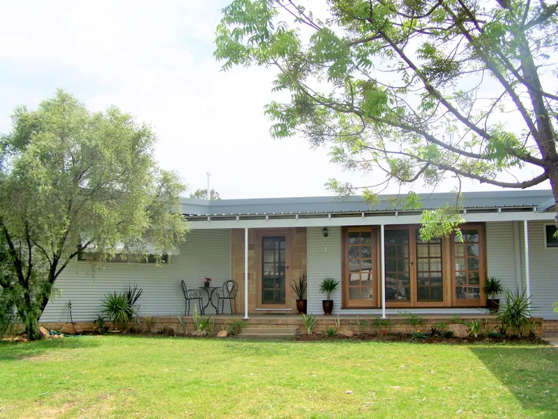 MODERN FAMILY HOME - SURE TO IMPRESS!