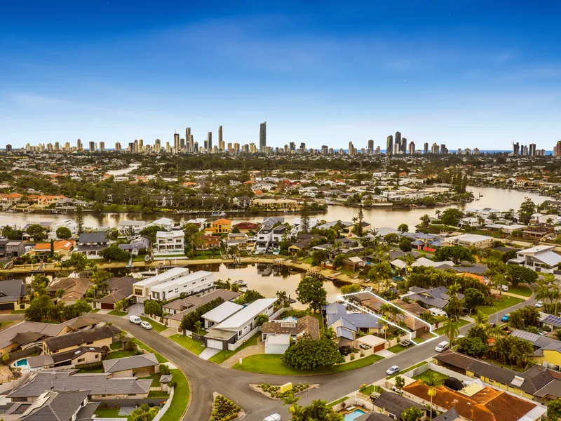 Perfectly Positioned semi-renovated North to Water Home, just 100m To The Main River