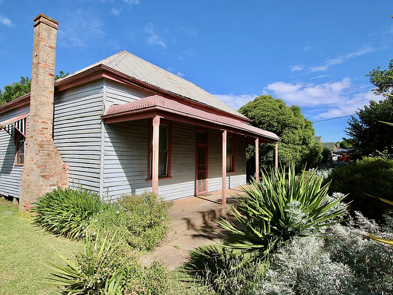 Cute home, large block... a stone throw from the main street!