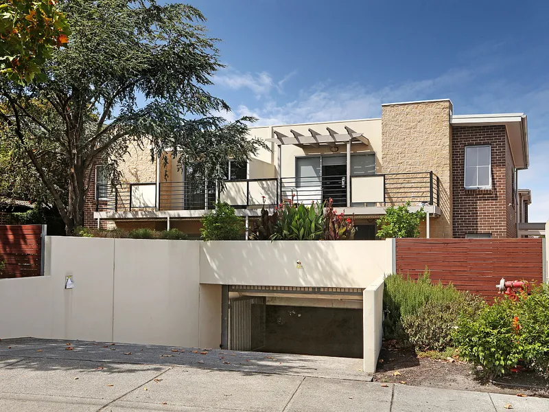 Great Carnegie 3 Bedroom Boutique Apartment!