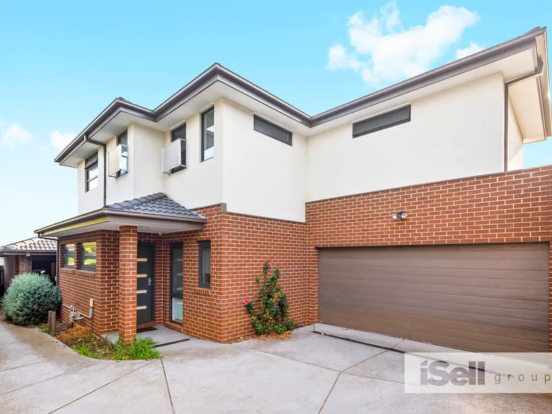 LIFESTYLE, COMFORT AND CONVENIENCE ALL PACKAGED IN A CONTEMPORARY TOWNHOUSE! 