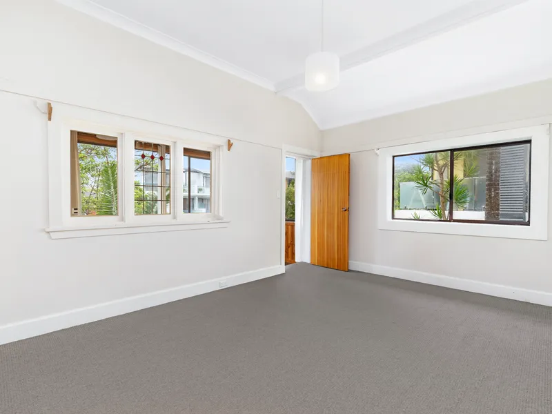 Character Filled, Versatile Apartment a Level 200m Walk to Dee Why Beach