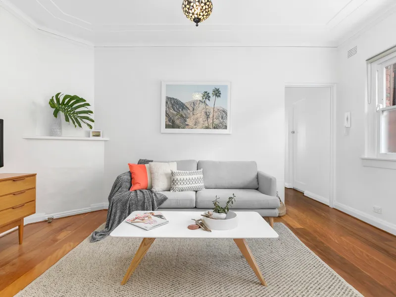 Spacious top floor apartment with classic elegance & integrity