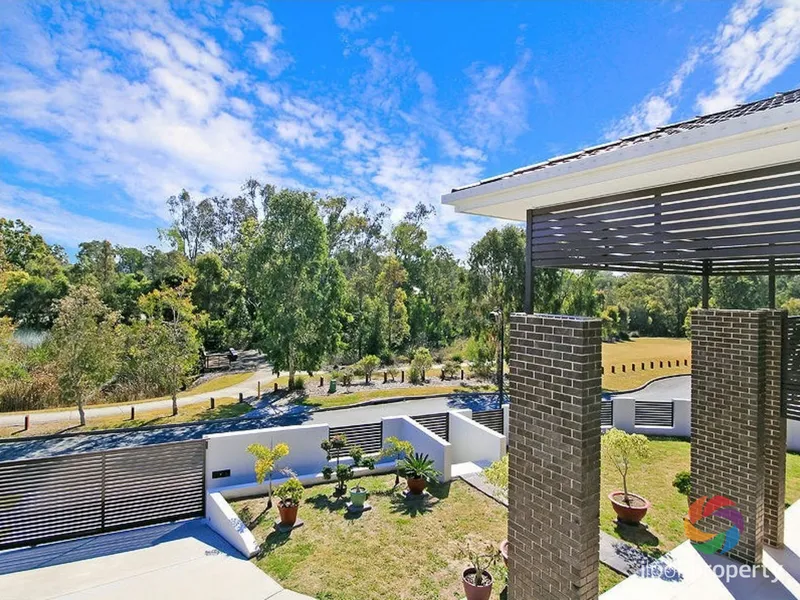 MODERN DESIGN WITH BUSHLAND SETTING!