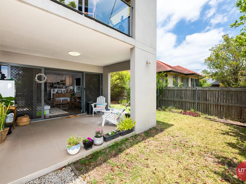Ground floor, Generous Garden & Grand Location = Great Investment!