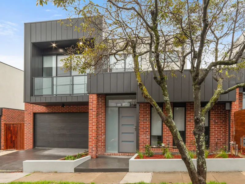 Modern 3 Bedroom 2.5 Bath 2 Living Family Home - Walk to Frankston Hospital, Monash, Shops, Schools